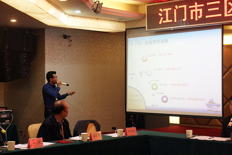 圖為：市價(jià)格成本調(diào)查隊(duì)負(fù)責(zé)人對(duì)定價(jià)審核成本及相關(guān)情況進(jìn)行說明