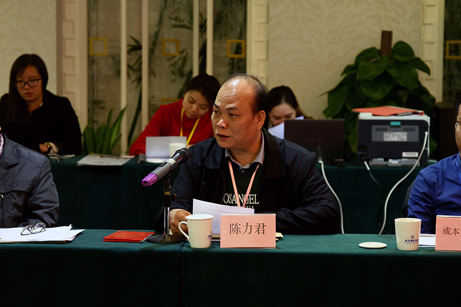 圖為：政協(xié)委員在聽證會(huì)上發(fā)表意見