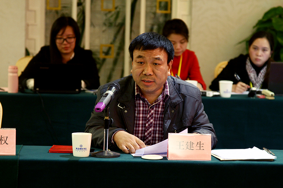 圖為：專家學(xué)者代表在聽證會(huì)上發(fā)表意見