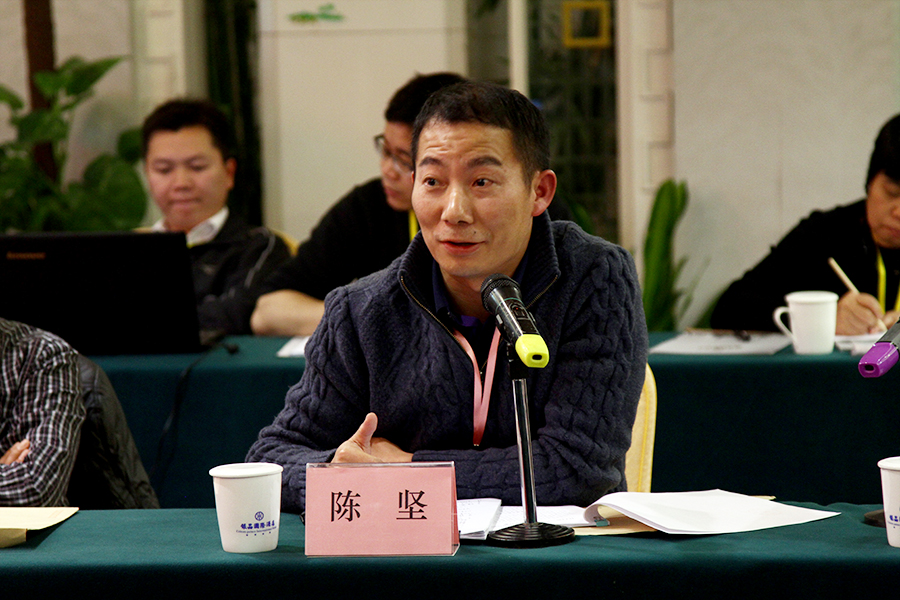 圖為：經(jīng)營者代表在聽證會(huì)上發(fā)表意見