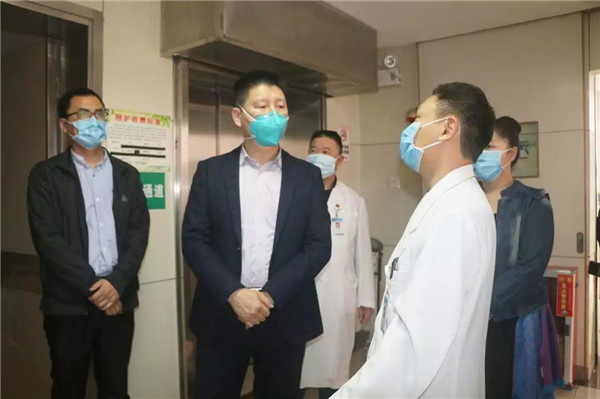 市衛(wèi)生健康局黨組副書記藍(lán)敏雄督查市中心醫(yī)院防控工作落實(shí)情況.jpg