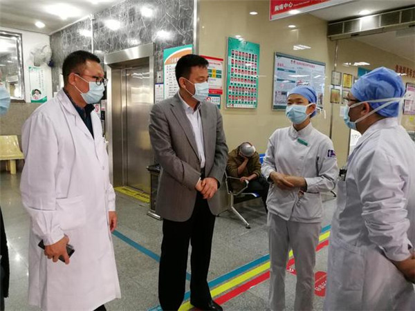 市政協(xié)副主席、市衛(wèi)生健康局局長周津明督查市五邑中醫(yī)院防控工作落實(shí)情況.jpg