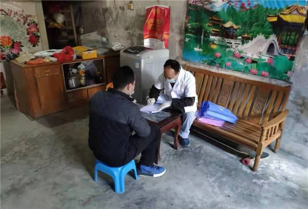 恩平市良西衛(wèi)生院醫(yī)護人員、共產黨員吳悅安主動請纓，登門入戶開展摸排工作和防控知識宣傳.jpg