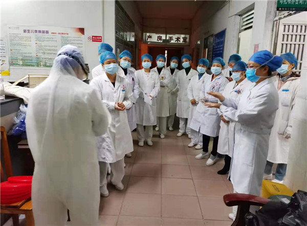 鶴山市人民醫(yī)院醫(yī)務人員進駐雅瑤衛(wèi)生院開展防控工作.jpg