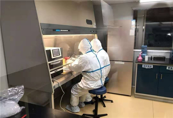 市疾控中心檢驗技術人員正連夜檢測病毒樣本.jpg