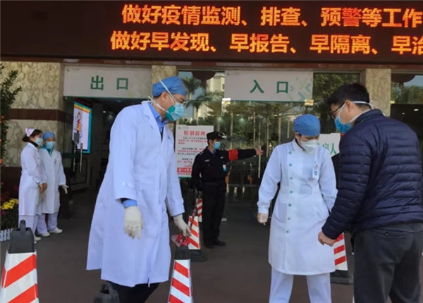 市人民醫(yī)院黨委書記陳永源(左)帶頭做黨員義工，參加門診預檢分診工作.jpg