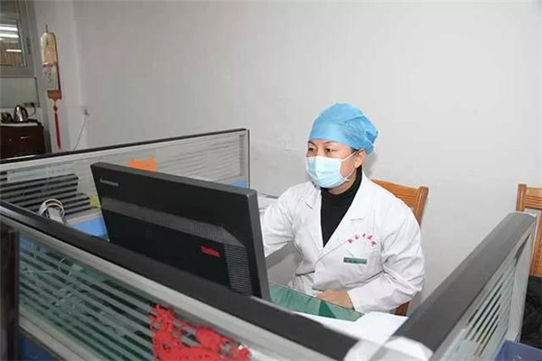 閻麗在工作崗位上.jpg