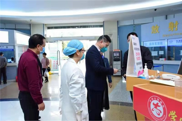 市衛(wèi)生健康局黨組副書記藍(lán)敏雄督查市中心醫(yī)院防控工作落實(shí)情況.jpg