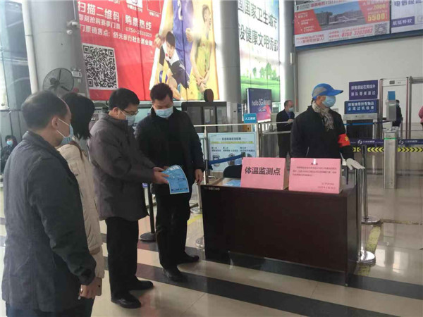 市衛(wèi)生健康局四級(jí)調(diào)研員梁萬碩帶隊(duì)到市汽車總站等重點(diǎn)場(chǎng)所檢查消毒與病媒生物消殺情況.jpg