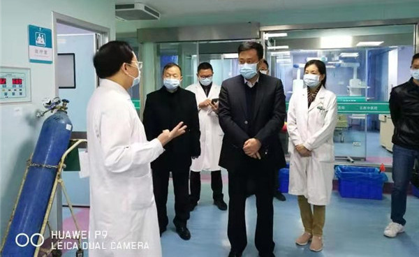 市政協(xié)副主席、市衛(wèi)生健康局局長(zhǎng)周津明到市五邑中醫(yī)院改造的新冠治療樓督導(dǎo)防控工作.jpg