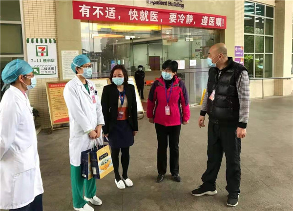 市保健院領導慰問湖北籍醫(yī)護人員.jpg