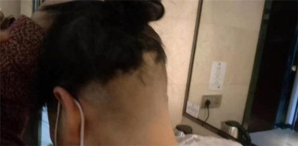 隊(duì)員們?cè)谌肱撉芭抨?duì)剃頭1.jpg