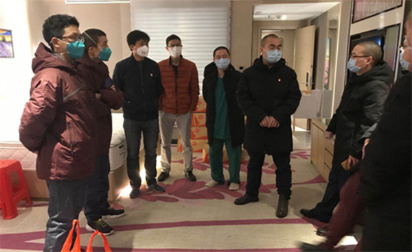 第二批援鄂醫(yī)療隊聯(lián)合臨時黨支部趁著難得的機會召開支部會議.jpg