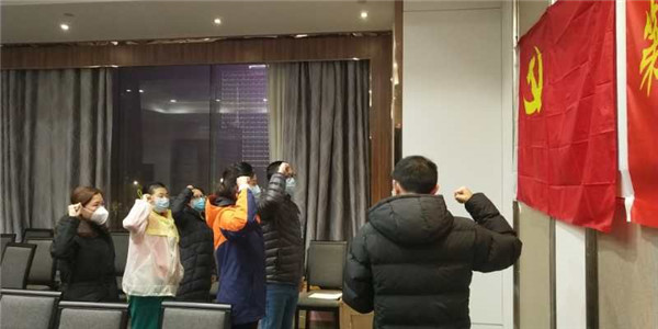 第一批援鄂醫(yī)療隊臨時黨支部進行入黨宣誓.jpg