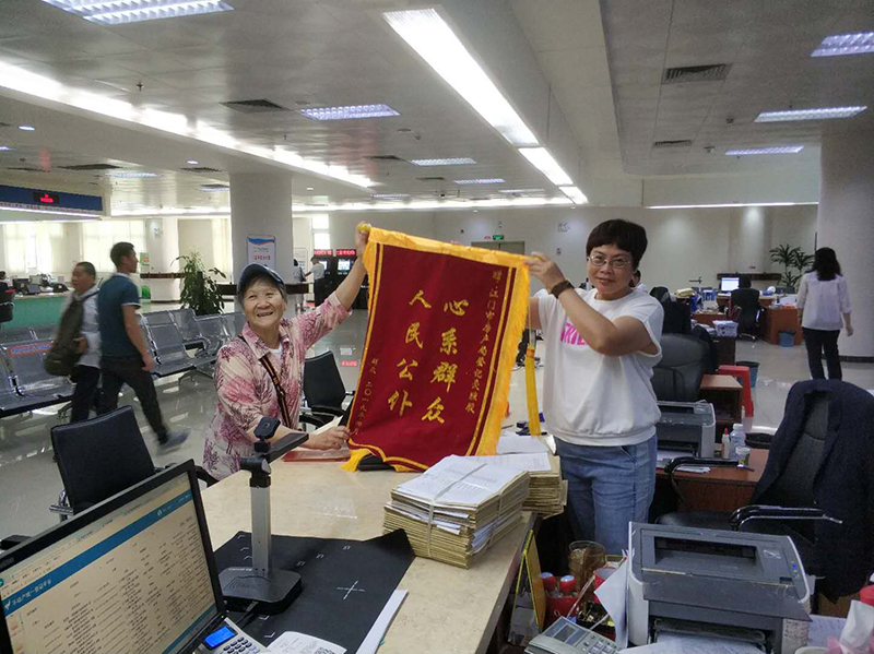 191030勇挑重?fù)?dān)，干出實(shí)績(jī)，以一流的政務(wù)服務(wù)踐行初心 (3).jpg