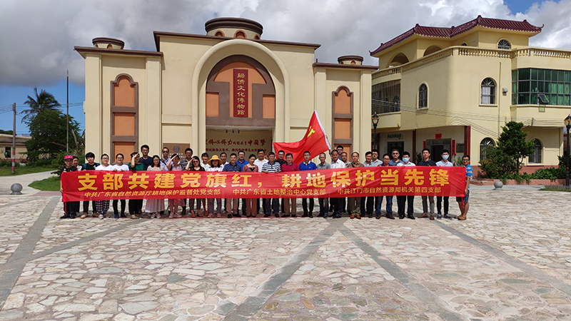 200826“支部共建黨旗紅，耕地保護(hù)當(dāng)先鋒” (6).jpg