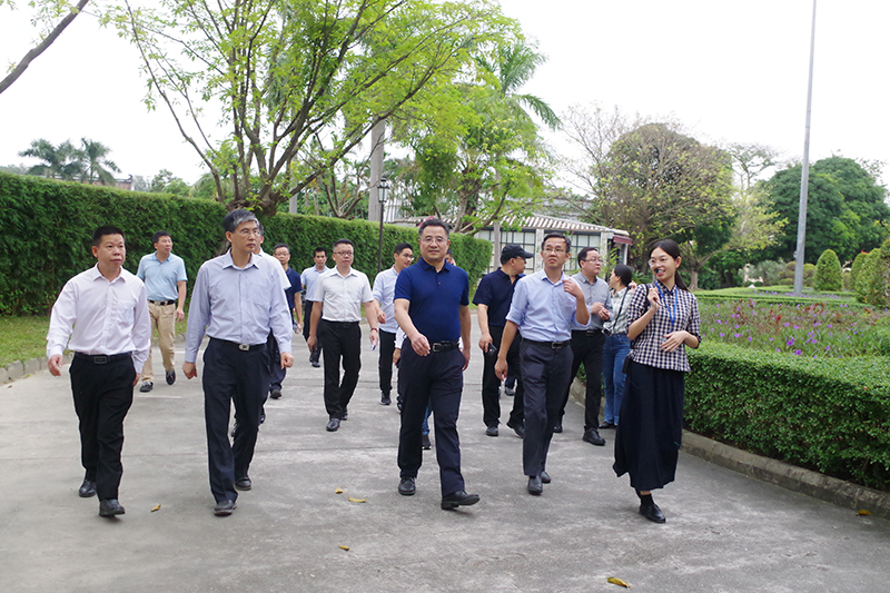 201021國家林業(yè)和草原局調(diào)研組到我市考察讓森林城市建設(shè)成果惠及千家萬戶 (1).jpg