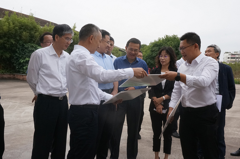 201021國家林業(yè)和草原局調(diào)研組到我市考察讓森林城市建設(shè)成果惠及千家萬戶 (2).jpg