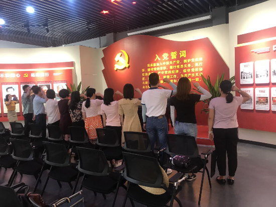 全體黨員重溫入黨誓詞.jpg