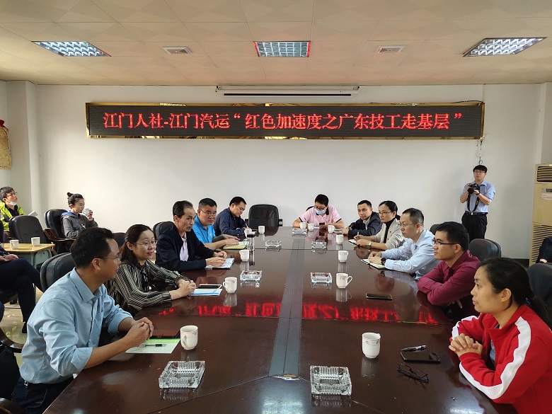 召開(kāi)人社政策宣講座談會(huì).jpg
