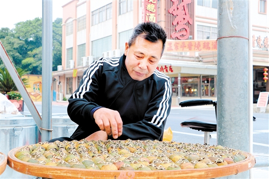5、趙堅(jiān)毅把柑普茶生意經(jīng)營得紅紅火火.jpg