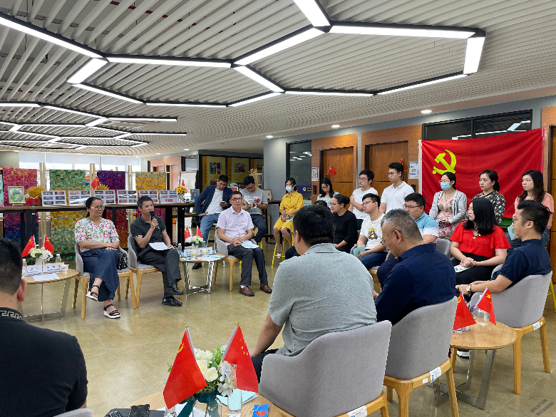 相片1、“學黨史、知黨情、跟黨創(chuàng)業(yè)”黨史學習教育座談會現(xiàn)場.jpg