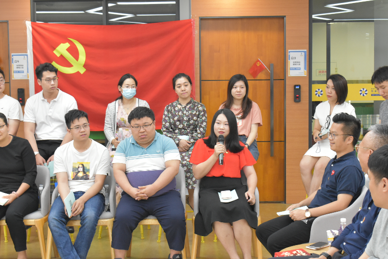 相片5、雙創(chuàng)園黨員代表美譽建站項目負責人黃惠玲談觀后感和創(chuàng)業(yè)分享.JPG