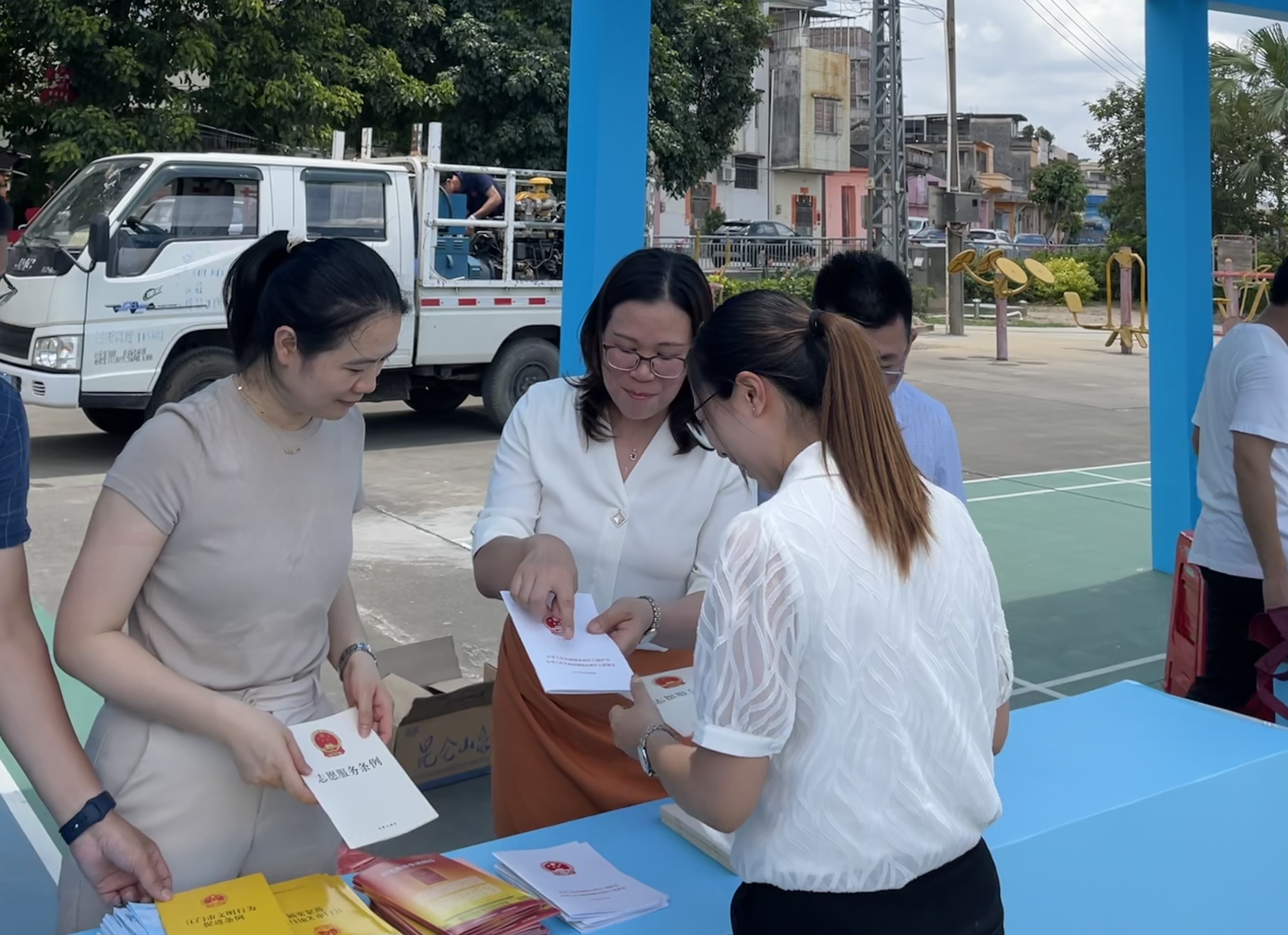 江門市民政局黨組成員、副局長林雁冰同志在宣講活動中為群眾講解《未成年人保護法》_看圖王.jpg