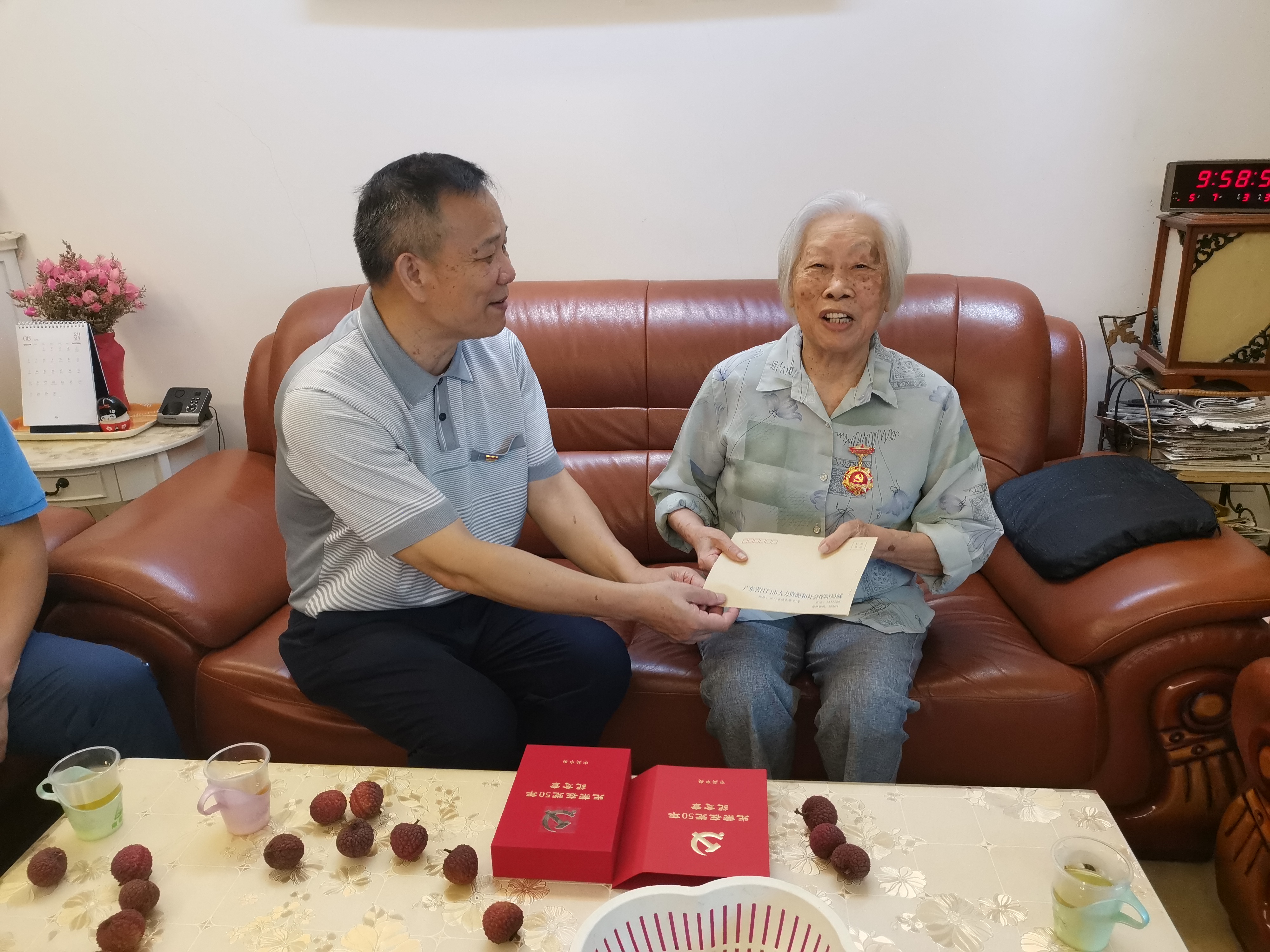 為老黨員頒發(fā)紀(jì)念章.jpg