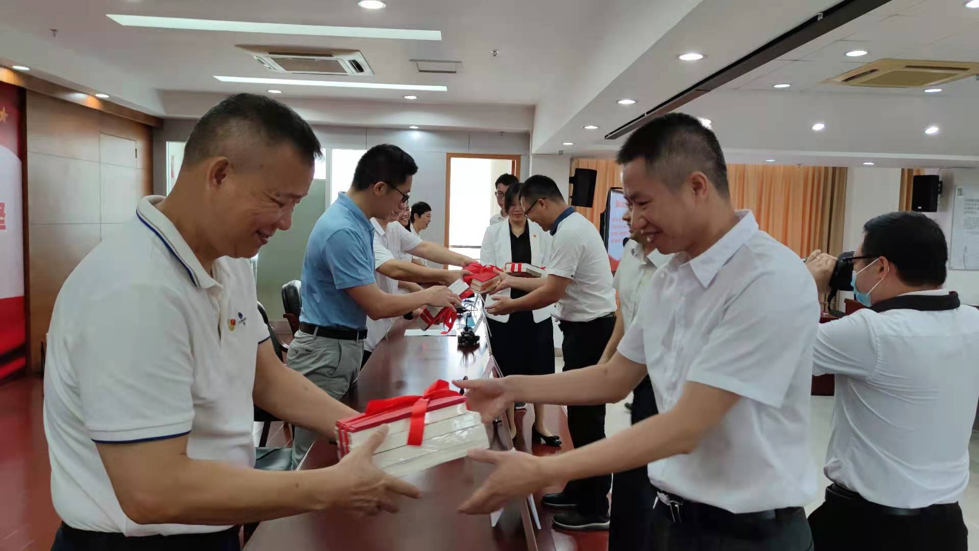第四段 贈(zèng)送政治生日禮物.jpg