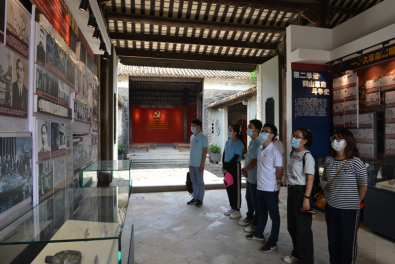 210702開(kāi)展“尋紅色印跡 訪(fǎng)美麗鄉(xiāng)村”主題黨日活動(dòng) (6).jpg