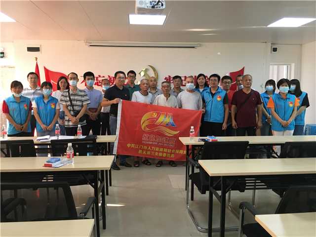 與社區(qū)老黨員合影.jpg