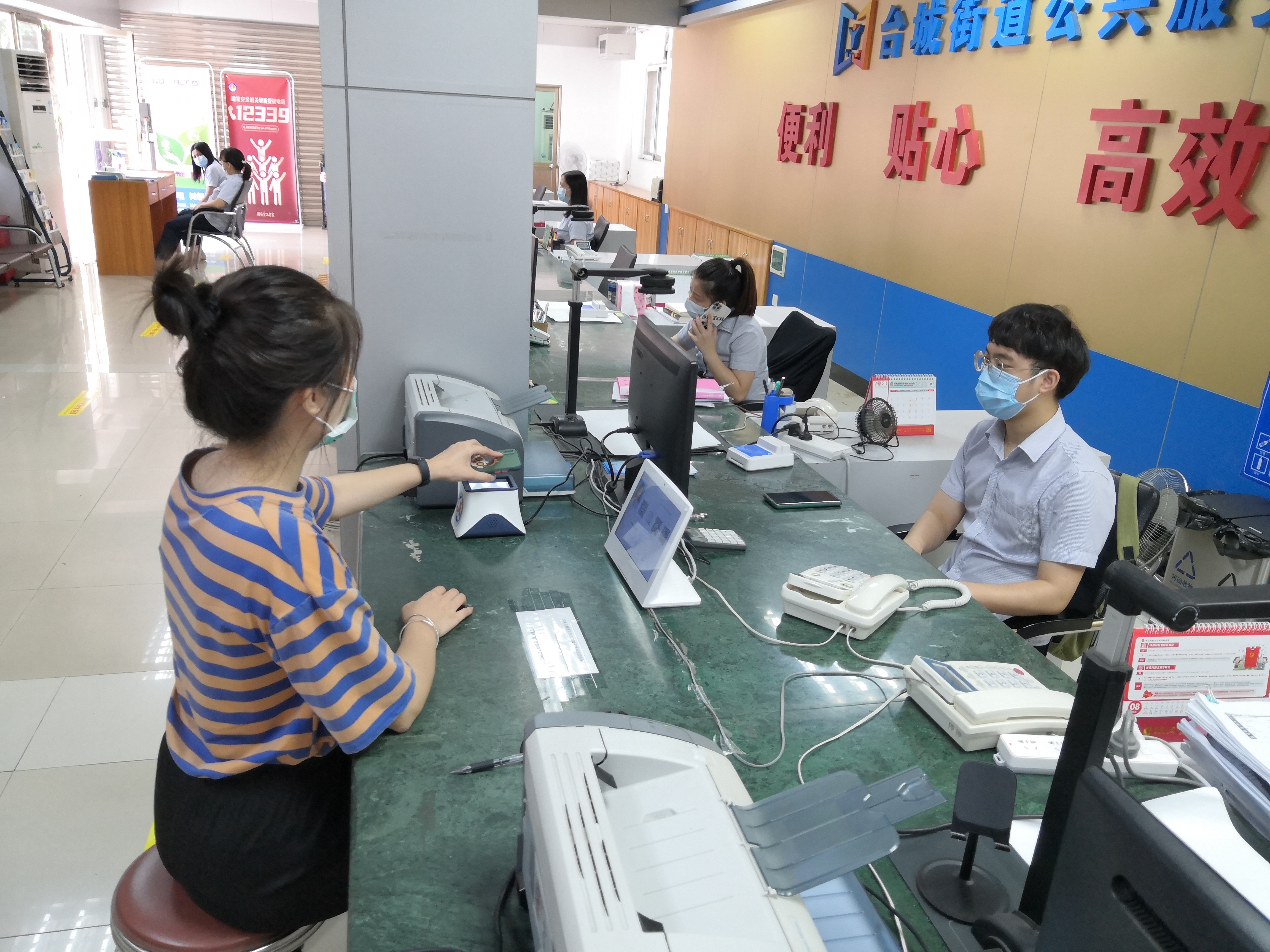 圖1：市民正在掃碼辦事.jpg