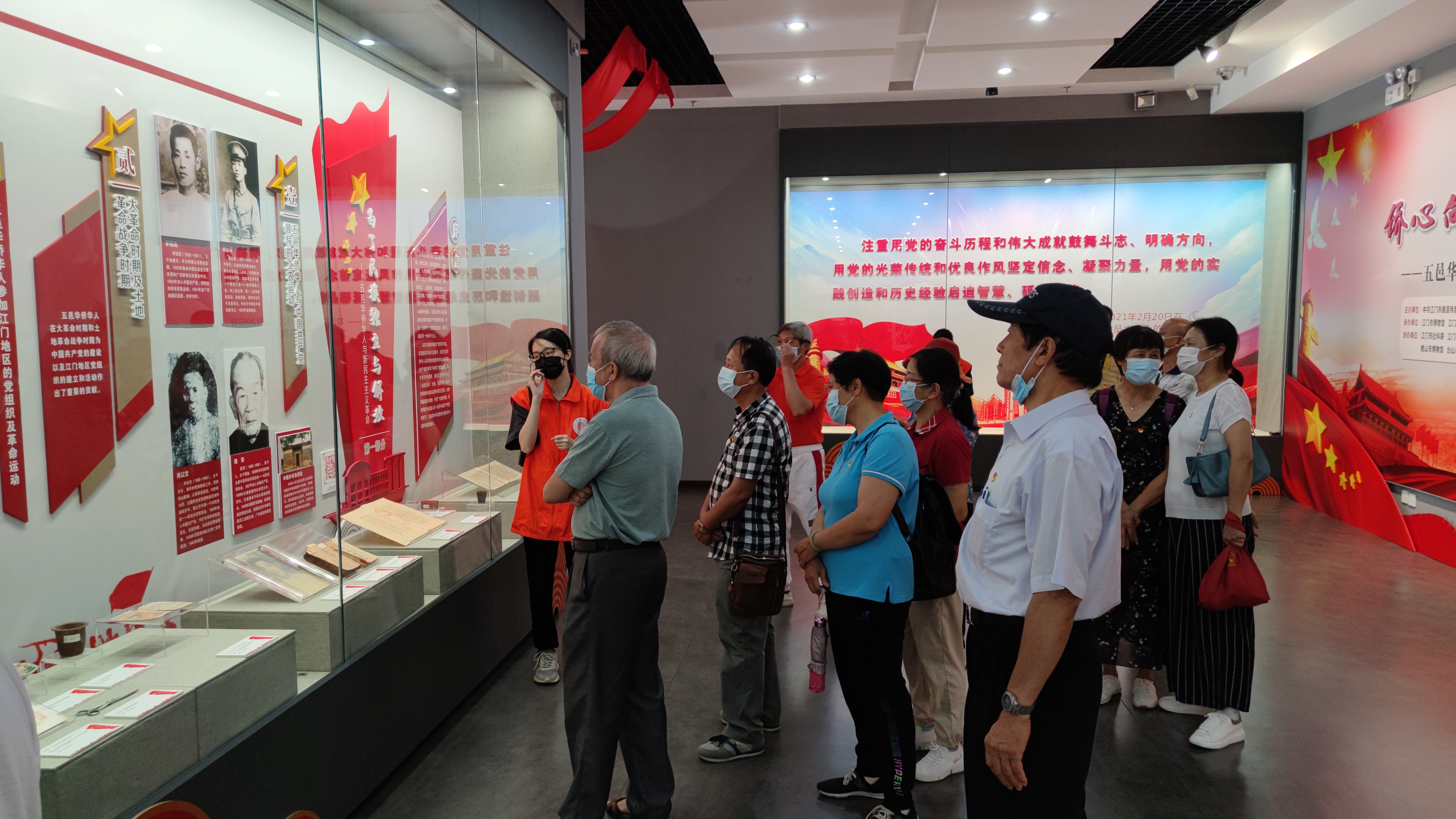 觀看“僑心向黨 同心圓夢(mèng)”專題展覽 (2).jpg