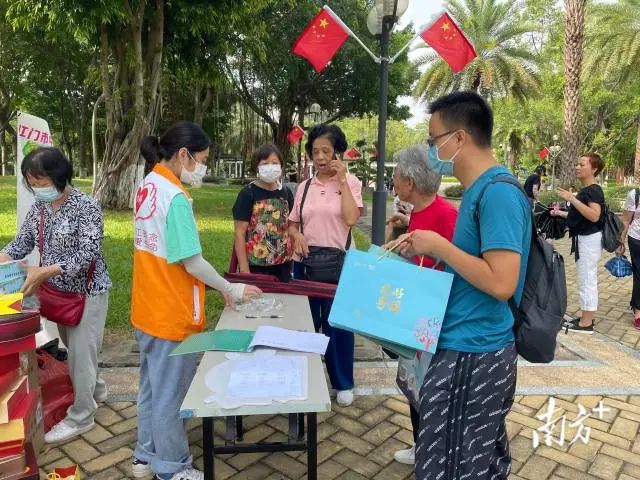 市民拎著月餅盒到東湖公園回收點(diǎn)兌換紙巾。 南方+ 周柳妤 拍攝 圖片