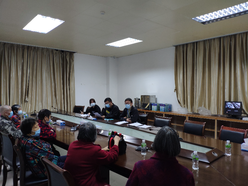 吳建忠同志為來訪群眾解答問題.jpg