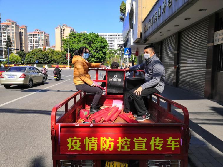 劉淼在社區(qū)開展疫情防控宣傳.png