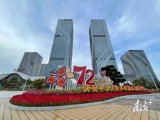 萬(wàn)達(dá)廣場(chǎng)“盛裝”迎國(guó)慶,帆船小品《希望》寓意著人們對(duì)美好生活心懷感恩、希冀滿滿。 南方+ 楊興樂(lè) 拍攝 圖片