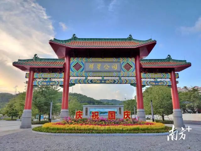 藍(lán)天白云下,組合立體花壇扮靚群星公園。 南方+ 楊興樂(lè) 拍攝 圖片