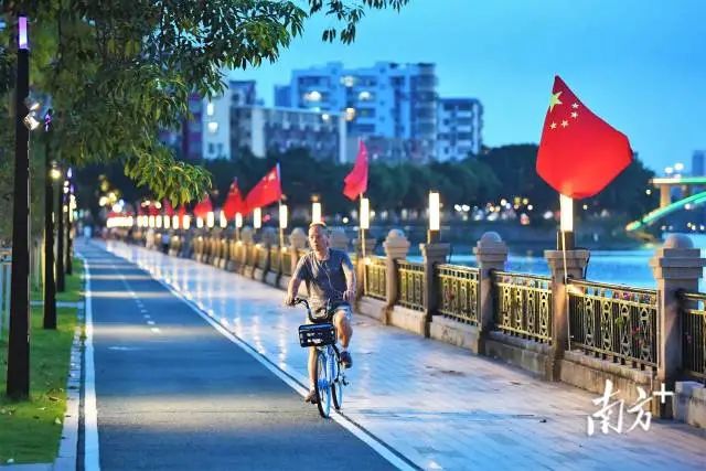 夜幕降臨,蓬江河畔,釜山公園里紅旗飄揚(yáng)。 南方+ 楊興樂(lè) 拍攝 圖片