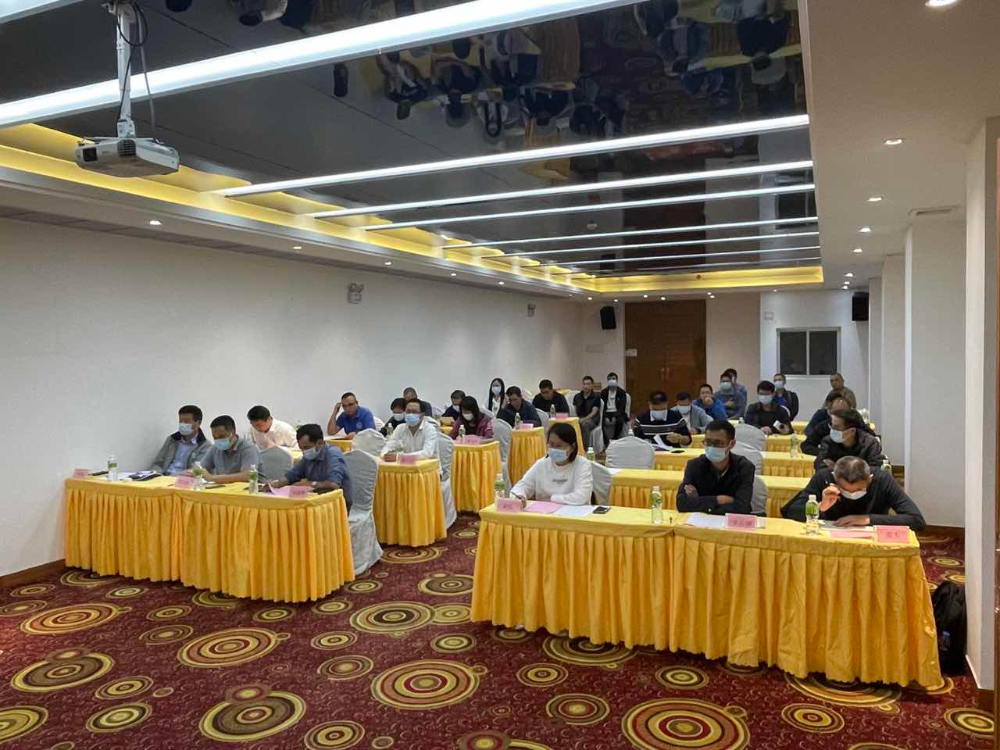 圖1：參訓(xùn)人員認(rèn)真聽無線電技術(shù)專家授課.jpg