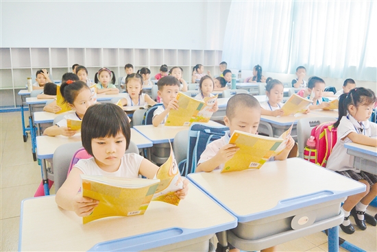 農林雙朗小學的孩子們在嶄新的教室里學習。婁丹攝