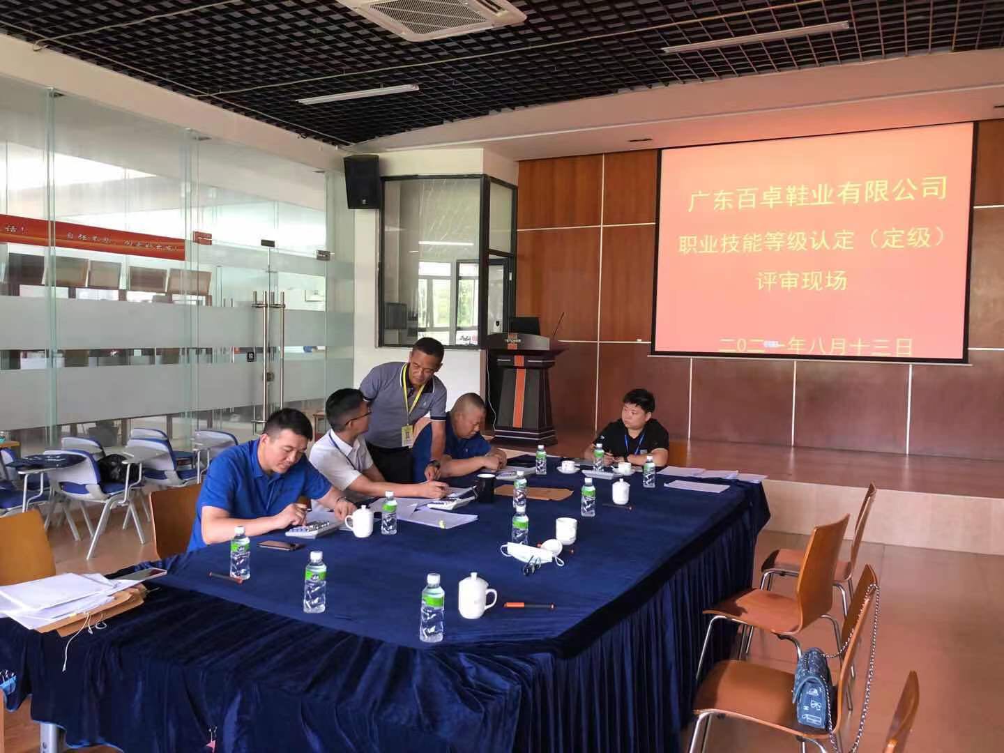 圖注：簡兆新（左3）到企業(yè)指導(dǎo)評價(jià)開展.jpg