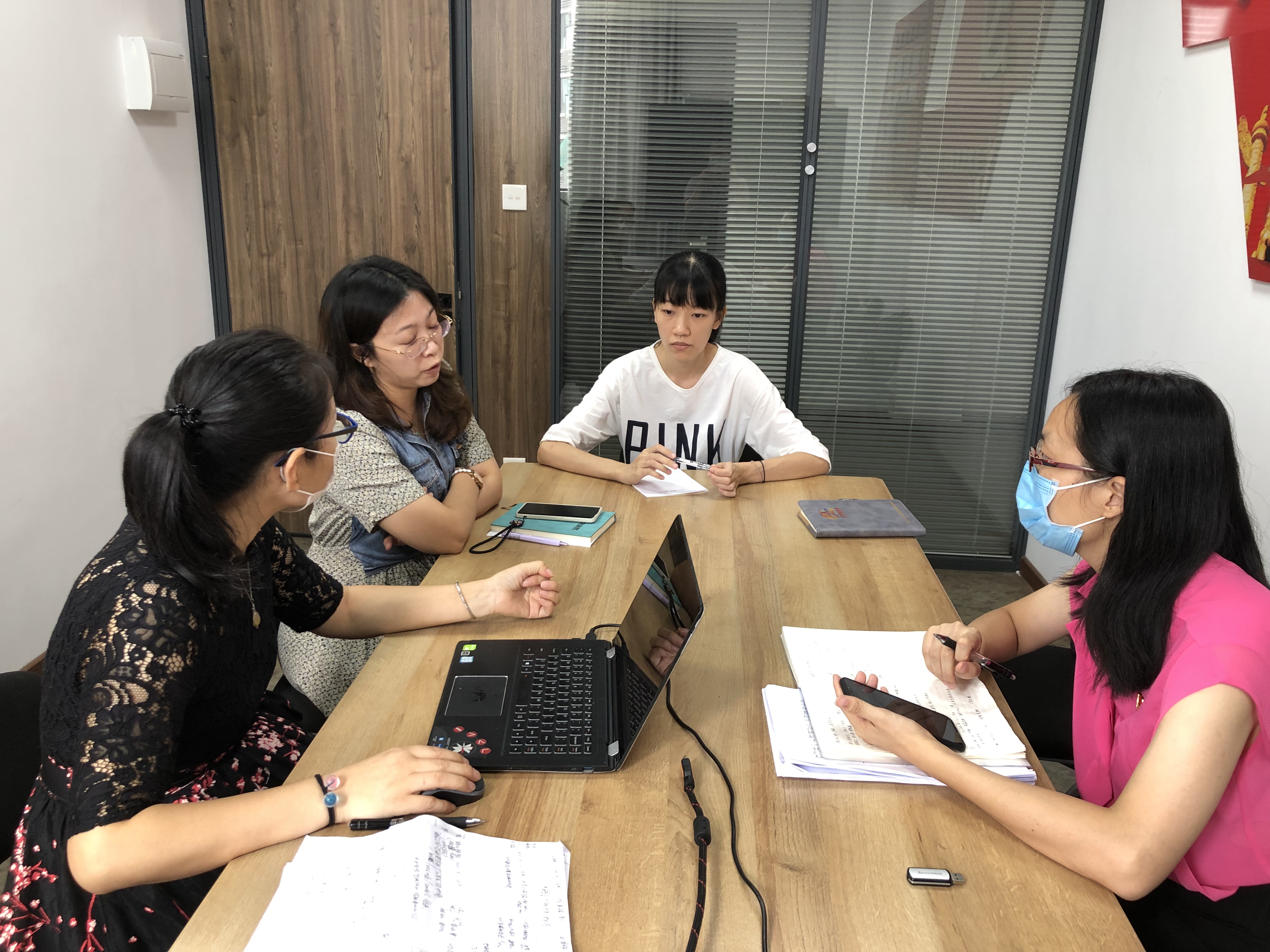 圖注：葉麗莎（右1）到企業(yè)了解評價(jià)崗位需求.jpg