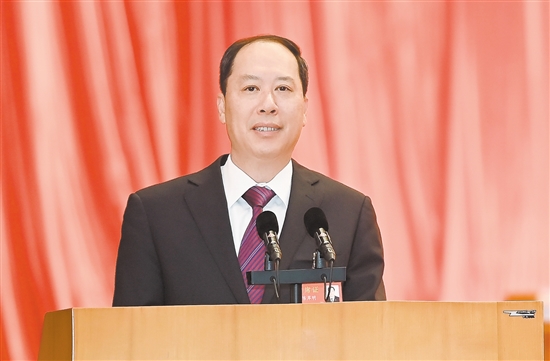 陳岸明代表中國共產(chǎn)黨江門市第十三屆委員會向大會作報告。