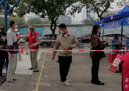 210117黨旗高高飄揚在一線！市自然資源局黨員志愿者下沉社區(qū)助力大規(guī)模核酸檢測 (1).png