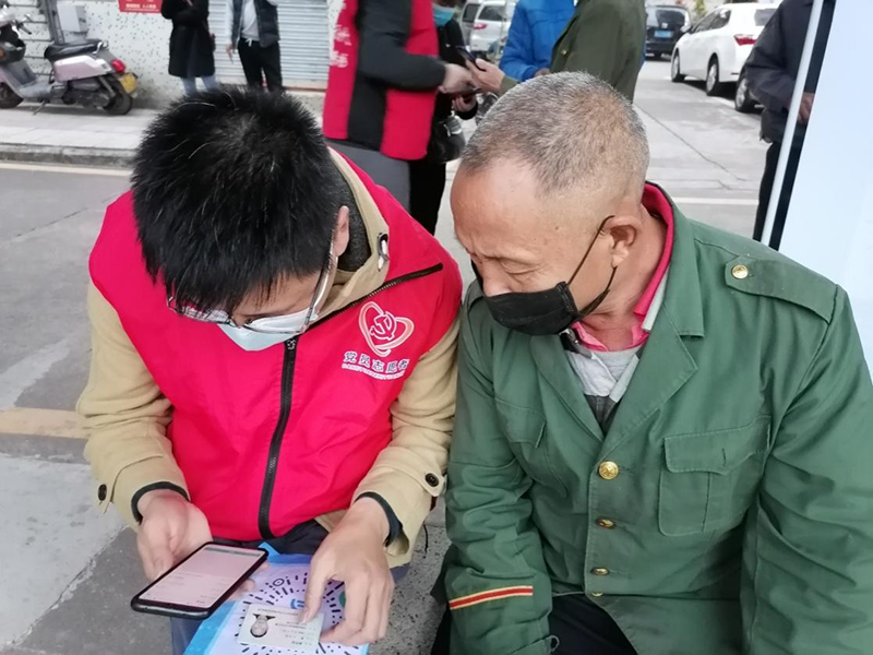 210117黨旗高高飄揚在一線！市自然資源局黨員志愿者下沉社區(qū)助力大規(guī)模核酸檢測 (2).png