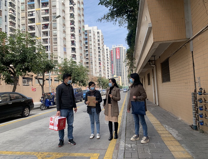 與社區(qū)有關(guān)負責同志前往.jpg