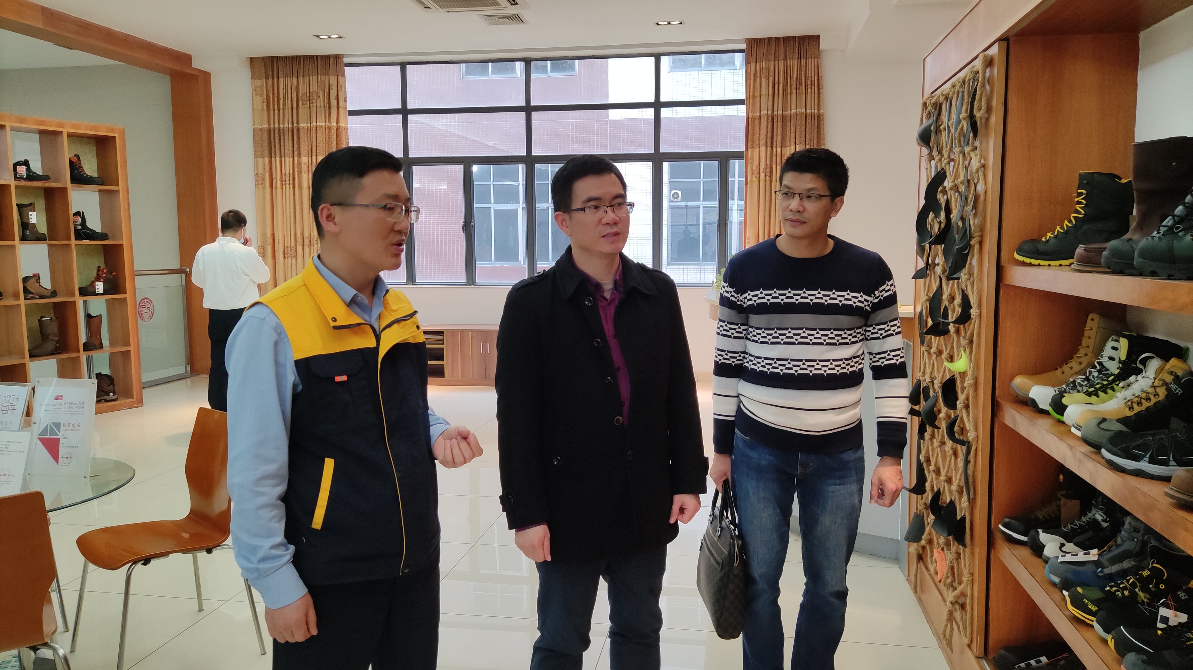 相片六、到廣東百卓鞋業(yè)有限公司調研，了解企業(yè)生產(chǎn)經(jīng)營情況.jpg