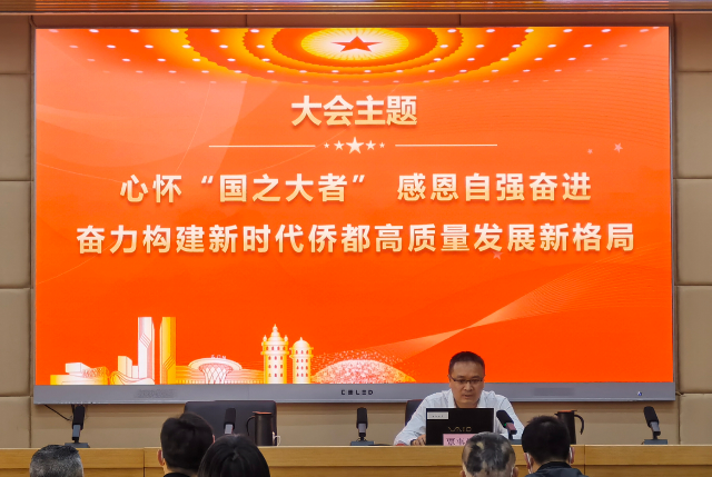 事?tīng)N同志作輔導(dǎo)報(bào)告照片.jpg